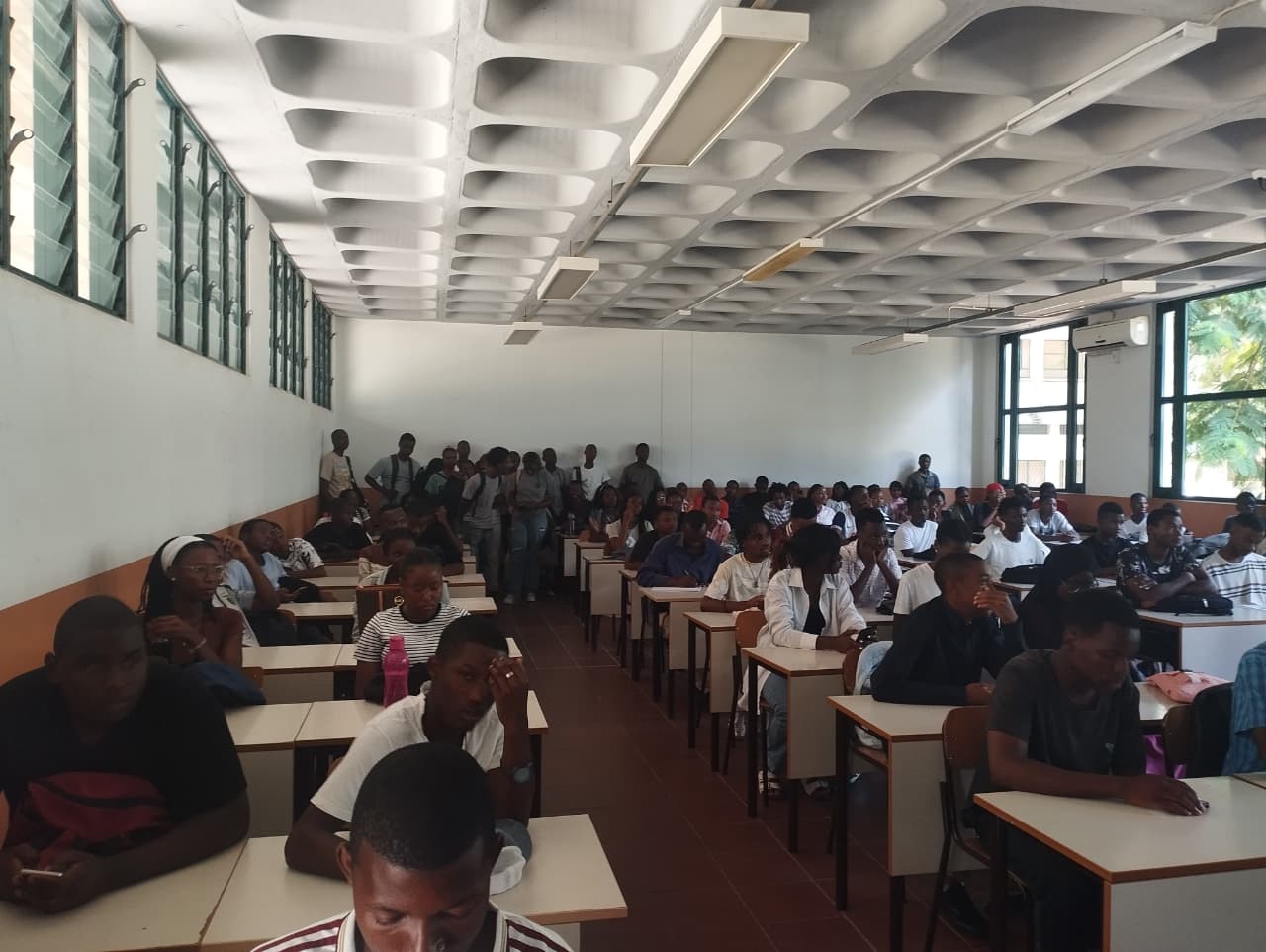 O Núcleo dos Estudantes do Departamento de Matemática e Informática (DMI) deu as boas-vindas aos novos estudantes dos cursos de Licenciatura em Informática, Estatística, Matemática e Ciências de Informação Geográfica da Universidade Eduardo Mondlane.