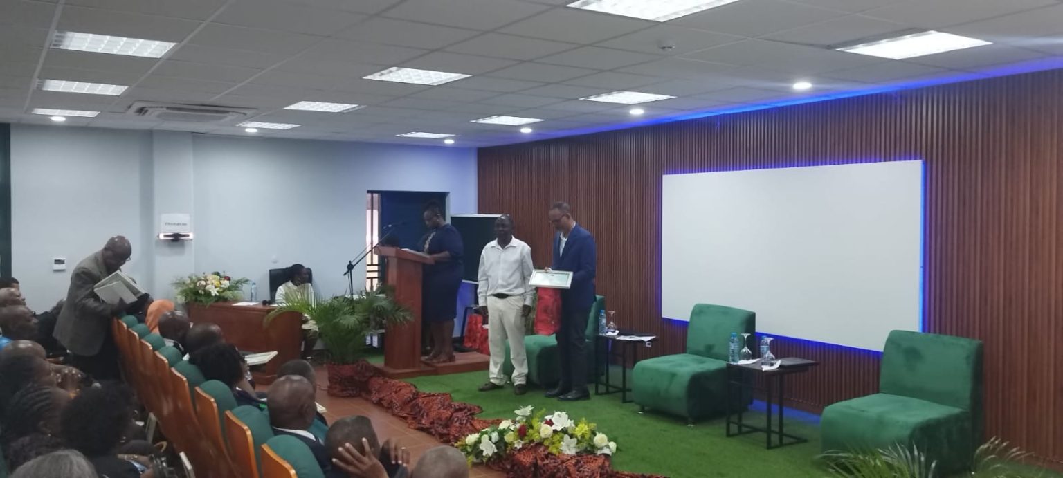 Faculdade de Ciências Homenageia Funcionários Reformados em Cerimónia de Premiação